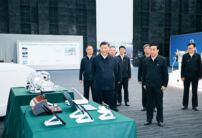2024年10月17日至18日，中共中央總書記、國家主席、中央軍委主席習近平在安徽考察。這是17日下午，習近平在合肥濱湖科學城察看安徽省重大科技創(chuàng)新成果集中展示。 新華社記者 謝環(huán)馳/攝