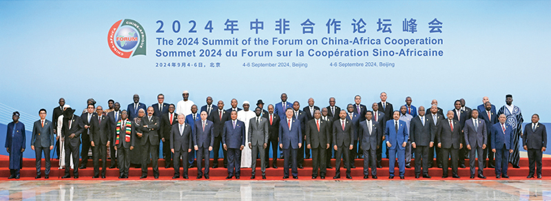 2024年9月5日上午，國家主席習近平在北京人民大會堂出席中非合作論壇北京峰會開幕式并發(fā)表主旨講話。這是開幕式前，習近平同出席峰會的外方領導人集體合影。 新華社記者 饒愛民/攝