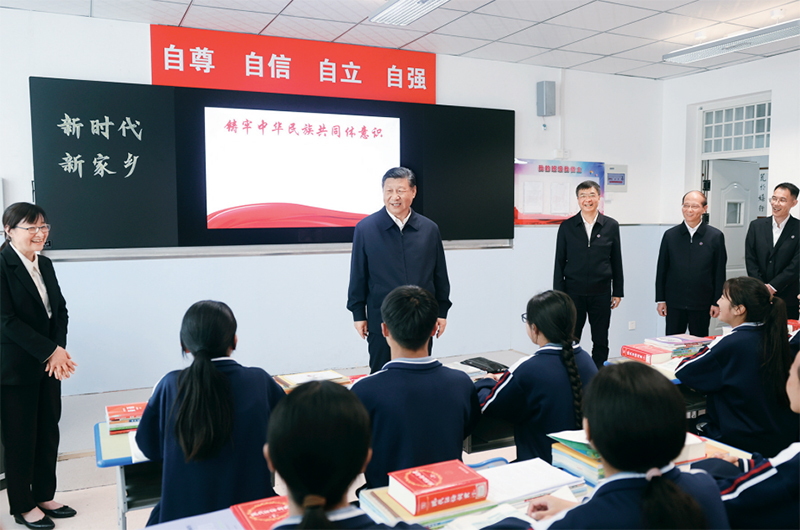 2024年6月18日至19日，中共中央總書記、國家主席、中央軍委主席習近平在青?？疾臁＿@是18日下午，習近平在果洛西寧民族中學高一（1）班觀摩“新時代、新家鄉(xiāng)”主題思政課。 新華社記者 鞠鵬/攝
