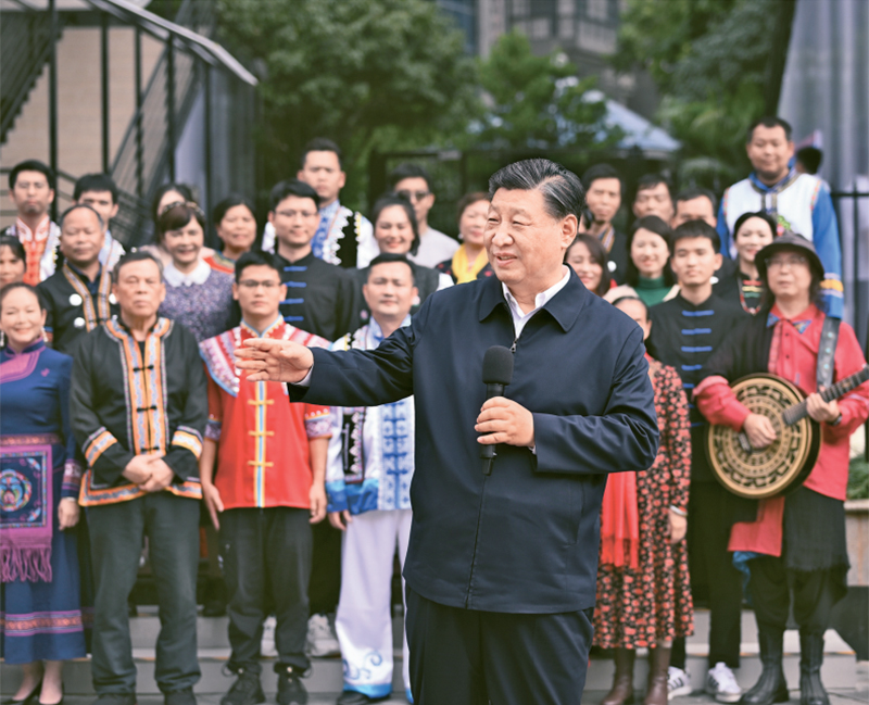 2023年12月14日至15日，中共中央總書記、國家主席、中央軍委主席習近平在廣西考察。這是14日上午，習近平在南寧市良慶區(qū)蟠龍社區(qū)考察時，同社區(qū)各族群眾親切交流。 新華社記者 燕雁/攝