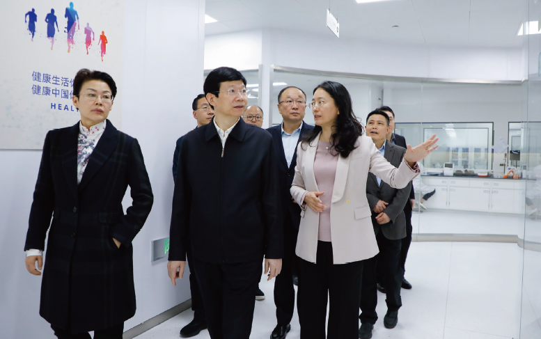 2024年4月8日至10日，作者（ 中） 在山東調(diào)研深化藥品監(jiān)管改革促進(jìn)醫(yī)藥產(chǎn)業(yè)高質(zhì)量發(fā)展工作。