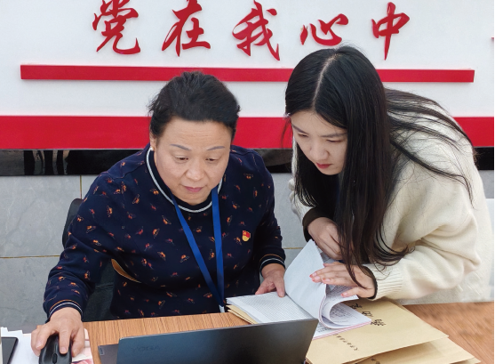 2024年10月25日，國家醫(yī)療保障局工作人員正在開展醫(yī)保基金專項飛行檢查。