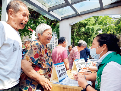 2024年7月4日，洛陽市洛龍區(qū)醫(yī)保工作人員開展醫(yī)保政策宣傳活動。