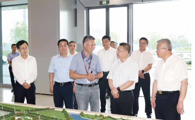 2024年7月25日，作者（ 前排右二） 圍繞稅務(wù)系統(tǒng)貫徹落實黨的二十屆三中全會精神，帶 隊到浙江省杭州市、紹興市、海寧市等地，深入企業(yè)、基層調(diào)研座談。
