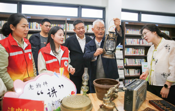 2024年5月13日，江蘇省如皋市如城街道顧莊社區(qū)書屋內(nèi)，老黨員結(jié)合老物件向黨員 群眾講述清廉家風(fēng)故事。