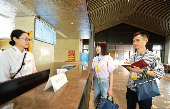 2024年4月29日，江西省贛州市章貢區(qū)紀(jì)檢監(jiān)察干部在轄區(qū)景區(qū)了解公款旅游消費(fèi) 相關(guān)情況。