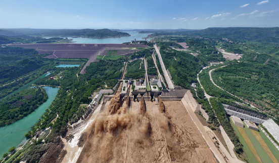 黃河小浪底水利樞紐調(diào)水調(diào)沙。