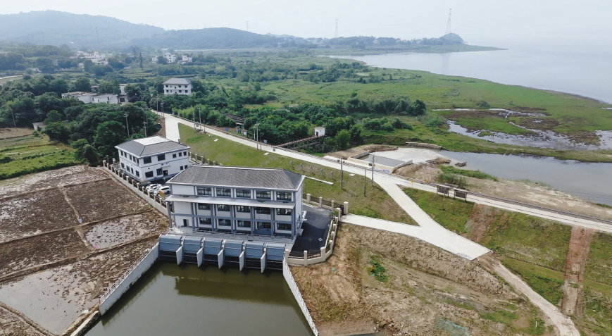 近年來，江西在全省推進(jìn)“黨建進(jìn)工地”活動(dòng)，推動(dòng)重大項(xiàng)目建設(shè)提質(zhì)增效。圖為2024年5月竣工的九 江長江堤澇區(qū)治理工程土橋泵站。