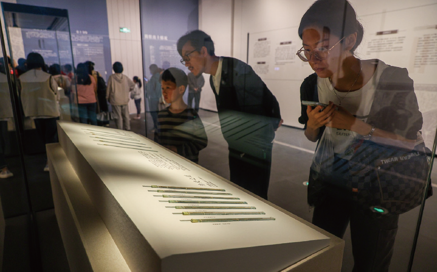 2024年4月30日，“惠此簡書—睡虎地秦墓出土簡牘”展覽在湖北省博物 館開展。