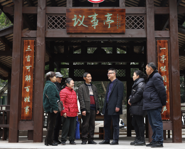 2024年3月11日，重慶市豐都縣三合街道南天湖中路社區(qū)干部群眾在 鄰里議事亭下協(xié)商解決矛盾糾紛。