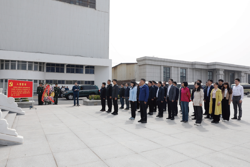 2024年4月26日，國家國防科工局系統(tǒng)司黨支部組織黨員干部重溫入 黨誓詞。