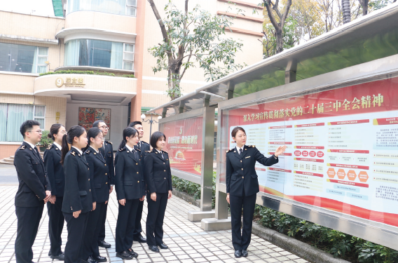 2025年3月14日，海關總署機關青年干部學習黨的二十屆三中全會精神。