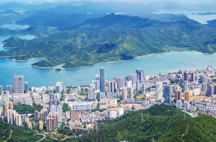 《深圳市國土空間總體規(guī)劃（ 2021—2035年）》 提出持續(xù)優(yōu)化“多中心、組團式、生態(tài) 型”的城市空間結(jié)構(gòu)，促進都市核心圈擴容提質(zhì)，圖為深圳市鹽田區(qū)鳥瞰。