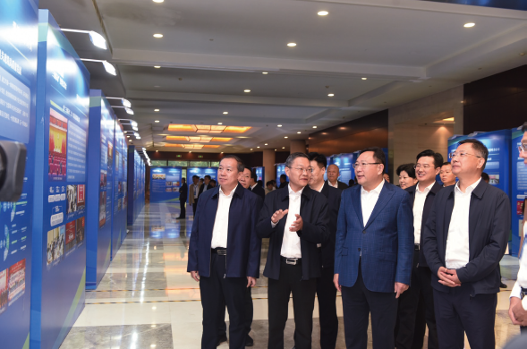 2024年10月10日，山東省模范機(jī)關(guān)建設(shè)“三級(jí)聯(lián)動(dòng)”經(jīng)驗(yàn)交流會(huì)在淄博市召開(kāi)，圖 為參會(huì)人員在參觀模范機(jī)關(guān)建設(shè)圖片展。