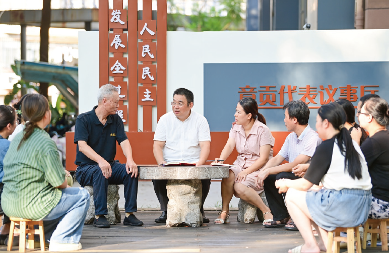 2024年9月9日，在江西省贛州市章貢區(qū)南外街道紅環(huán)路社區(qū)，當(dāng) 地立法聯(lián)絡(luò)員同社區(qū)居民進(jìn)行交流，就相關(guān)法律立法進(jìn)行意見征詢。