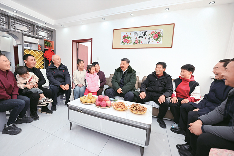 2025年1月22日至24日，中共中央總書記、國家主席、中央軍委主席習(xí)近平冒著嚴(yán)寒來到遼寧，看望慰問基層干部群眾。這是22日下午，習(xí)近平在葫蘆島市綏中縣明水滿族鄉(xiāng)祝家溝村考察時，同村民王寶維一家圍坐一起拉家常。 新華社記者 謝環(huán)馳/攝