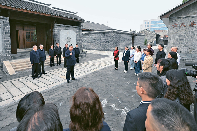 2024年10月17日至18日，中共中央總書記、國家主席、中央軍委主席習(xí)近平在安徽考察。這是17日下午，習(xí)近平在安慶桐城市六尺巷考察時，同當(dāng)?shù)鼐用窈陀慰陀H切交流。 新華社記者 申宏/攝