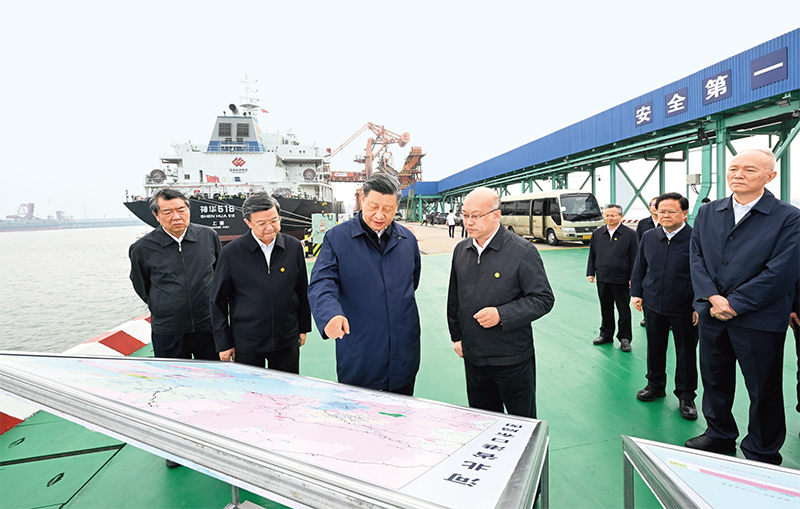 2023年5月11日至12日，中共中央總書(shū)記、國(guó)家主席、中央軍委主席習(xí)近平在河北考察，并主持召開(kāi)深入推進(jìn)京津冀協(xié)同發(fā)展座談會(huì)。這是11日下午，習(xí)近平在滄州市黃驊港煤炭港區(qū)碼頭考察。 新華社記者 李學(xué)仁/攝