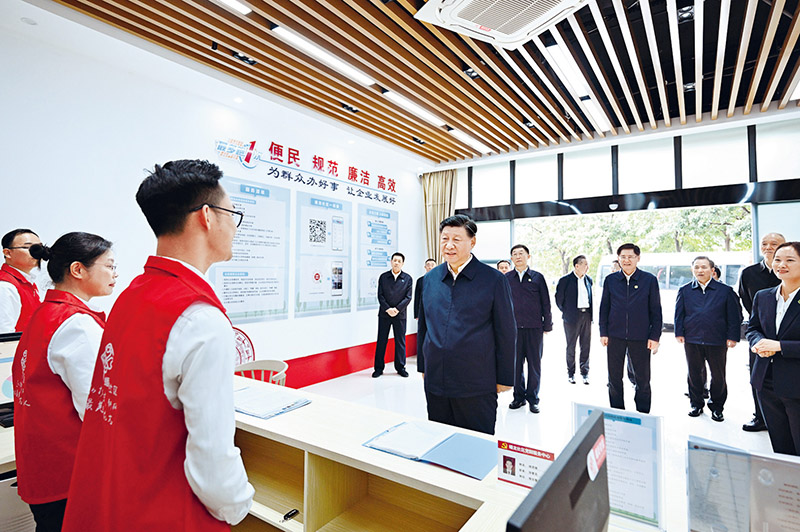 　2023年12月14日至15日，中共中央總書記、國家主席、中央軍委主席習(xí)近平在廣西考察。這是14日上午，習(xí)近平在南寧市良慶區(qū)蟠龍社區(qū)黨群服務(wù)中心考察。 新華社記者 燕雁/攝
