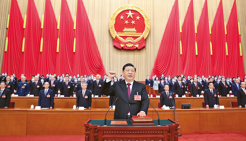 　　2023年3月10日，十四屆全國人大一次會議在北京人民大會堂舉行第三次全體會議。習(xí)近平全票當(dāng)選中華人民共和國主席、中華人民共和國中央軍事委員會主席。這是習(xí)近平進行憲法宣誓。 新華社記者 鞠鵬/攝