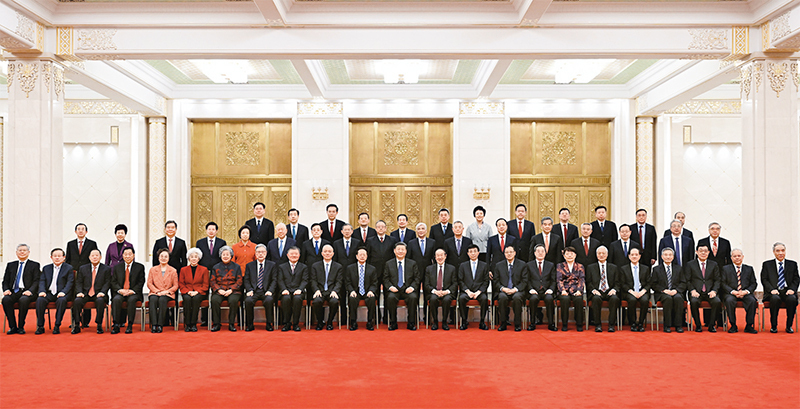 2024年2月7日，習(xí)近平、王滬寧、蔡奇、丁薛祥等在北京人民大會堂同黨外人士歡聚一堂，共迎佳節(jié)。這是習(xí)近平等同大家合影留念。 新華社記者 謝環(huán)馳/攝