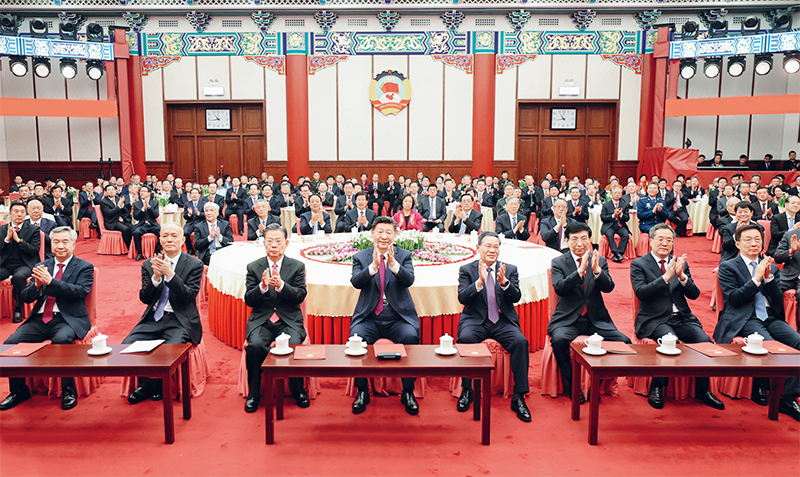 2023年12月29日，全國政協(xié)在北京舉行新年茶話會。黨和國家領(lǐng)導(dǎo)人習(xí)近平、李強(qiáng)、趙樂際、王滬寧、蔡奇、丁薛祥、李希、韓正出席茶話會并觀看演出。 新華社記者 鞠鵬/攝