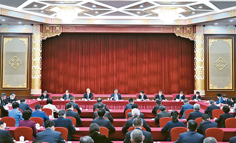 2023年3月6日，中共中央總書記、國家主席、中央軍委主席習(xí)近平看望參加全國政協(xié)十四屆一次會議的民建、工商聯(lián)界委員，并參加聯(lián)組會，聽取意見和建議。中共中央政治局常委、全國政協(xié)十四屆一次會議主席團(tuán)會議主持人王滬寧，中共中央政治局常委蔡奇、丁薛祥參加看望和討論。 新華社記者 謝環(huán)馳/攝