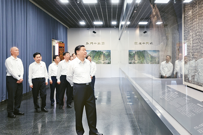 2023年7月29日，中共中央總書記、國(guó)家主席、中央軍委主席習(xí)近平在四川考察結(jié)束返京途中，來(lái)到陜西省漢中市考察。這是習(xí)近平參觀漢中市博物館有關(guān)歷史文物展陳。 新華社記者 鞠鵬/攝