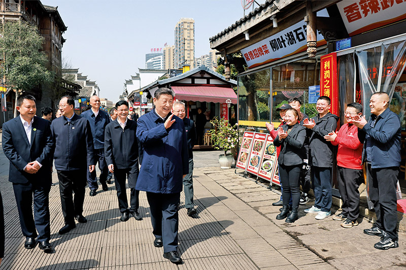 2024年3月18日至21日，中共中央總書記、國家主席、中央軍委主席習近平在湖南考察。這是19日上午，習近平在常德河街考察時，同店主和游客親切交流。 新華社記者 王曄/攝