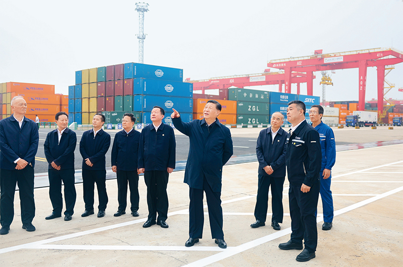 2024年5月22日至24日，中共中央總書記、國(guó)家主席、中央軍委主席習(xí)近平在山東考察。這是22日下午，習(xí)近平在日照港察看全自動(dòng)化集裝箱碼頭作業(yè)場(chǎng)景。 新華社記者 鞠鵬/攝