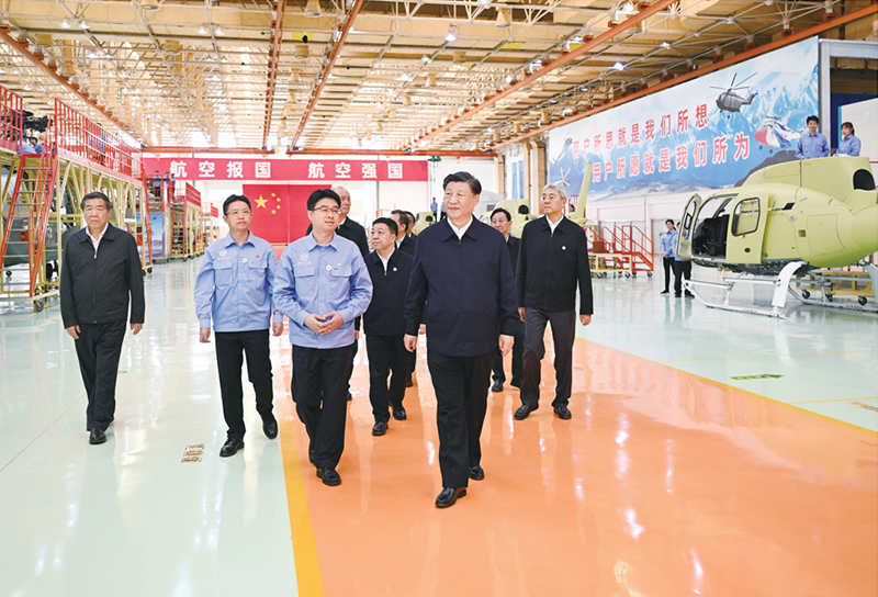 2023年10月10日至13日，中共中央總書記、國家主席、中央軍委主席習(xí)近平在江西考察。這是11日上午，習(xí)近平在景德鎮(zhèn)市昌河飛機(jī)工業(yè)（集團(tuán)）有限公司考察。 新華社記者 燕雁/攝