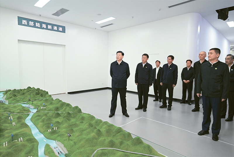 2023年12月14日至15日，中共中央總書記、國家主席、中央軍委主席習(xí)近平在廣西考察。這是14日上午，習(xí)近平在南寧市考察中國—東盟信息港股份有限公司，結(jié)合平陸運(yùn)河沙盤聽取西部陸海新通道骨干工程建設(shè)匯報(bào)。 新華社記者 謝環(huán)馳/攝