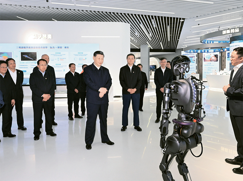 2023年11月28日至12月2日，中共中央總書記、國家主席、中央軍委主席習(xí)近平在上?？疾?。這是11月28日下午，習(xí)近平在浦東新區(qū)張江科學(xué)城參觀上海科技創(chuàng)新成果展。 新華社記者 謝環(huán)馳/攝