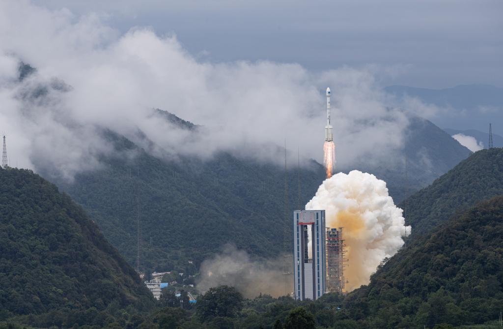 我國北斗三號全球衛(wèi)星導航系統最后一顆組網衛(wèi)星在西昌衛(wèi)星發(fā)射中心點火升空（2020年6月23日攝）。新華社記者 江宏景 攝