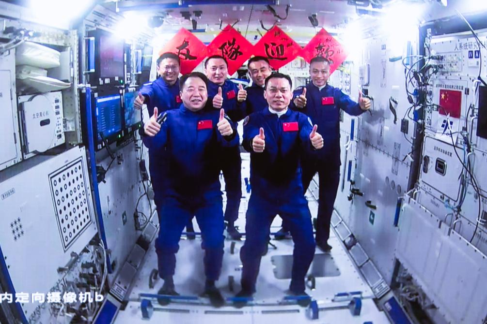 這是在北京航天飛行控制中心拍攝的神舟十六號航天員乘組與神舟十七號航天員乘組“全家福”（2023年10月26日攝）。新華社發(fā)（韓啟揚 攝）