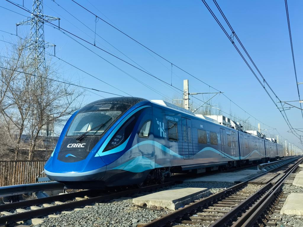 我國首列氫能源市域列車在位于長春的中車長客試驗線進行運行試驗（2024年3月21日攝）。新華社發(fā)（中車長客股份公司提供）