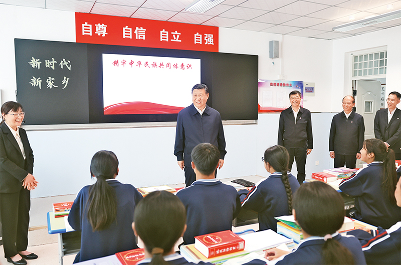 　　2024年6月18日至19日，中共中央總書(shū)記、國(guó)家主席、中央軍委主席習(xí)近平在青海考察。這是18日下午，習(xí)近平在果洛西寧民族中學(xué)高一（1）班觀摩“新時(shí)代、新家鄉(xiāng)”主題思政課。 新華社記者 鞠鵬/攝
