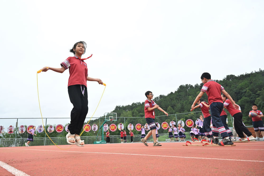 在廣西桂林市龍勝各族自治縣龍勝鎮(zhèn)第二小學，學生在大課間跳繩（2024年6月26日攝）。新華社記者 姜克紅 攝