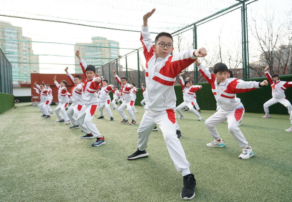 2024年2月21日，在人大附中實驗小學，學生們在體育課中進行武術(shù)練習。新華社記者 任超 攝