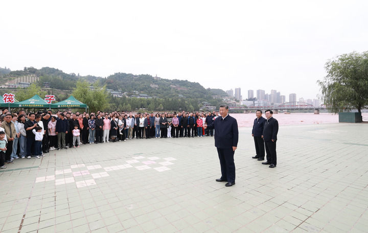 9月10日至13日，中共中央總書記、國家主席、中央軍委主席習(xí)近平在甘肅考察。這是11日下午，習(xí)近平在黃河蘭州中山橋段考察時，同在場的干部群眾親切交流。新華社記者 王曄 攝
