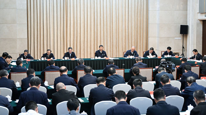 9月12日下午，中共中央總書記、國家主席、中央軍委主席習(xí)近平在甘肅省蘭州市主持召開全面推動黃河流域生態(tài)保護(hù)和高質(zhì)量發(fā)展座談會并發(fā)表重要講話。新華社記者 謝環(huán)馳 攝
