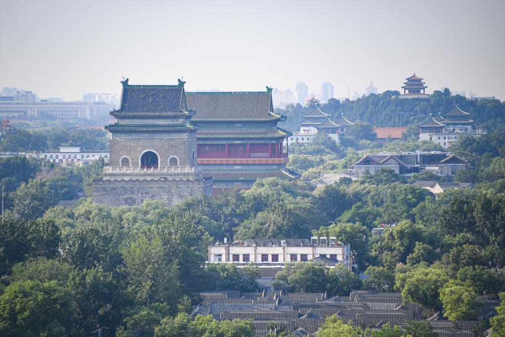 遠眺北京中軸線上的鐘鼓樓與景山（2024年7月20日攝）。新華社記者 陳鐘昊 攝