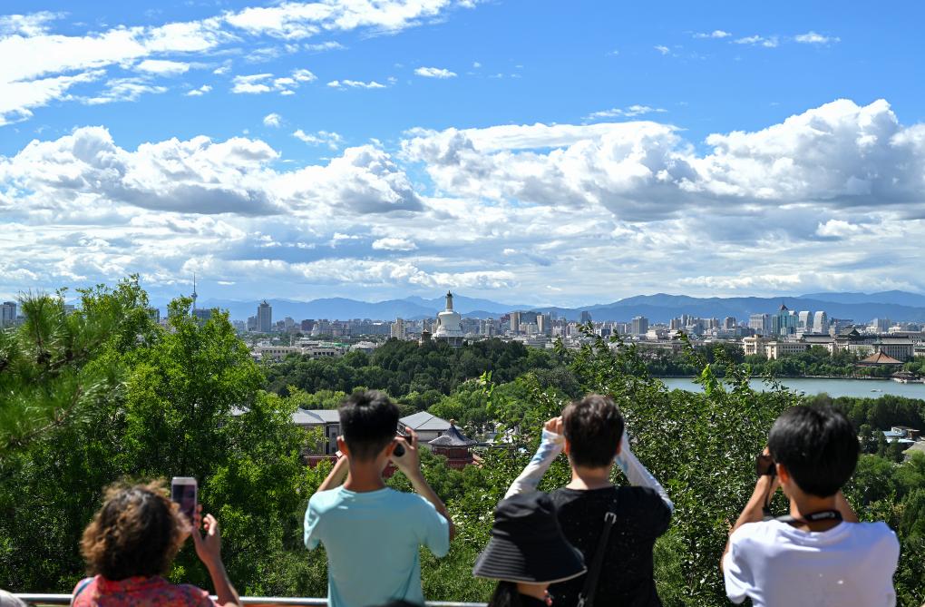 2024年8月12日北京天氣晴好，游客從景山上拍攝遠處的北海公園。新華社記者李鑫 攝