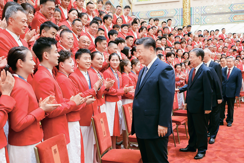 2024年8月20日，黨和國家領(lǐng)導(dǎo)人習(xí)近平、趙樂際、王滬寧、蔡奇、李希、韓正等在人民大會(huì)堂接見第33屆夏季奧林匹克運(yùn)動(dòng)會(huì)中國體育代表團(tuán)全體成員。 新華社記者 鞠鵬/攝