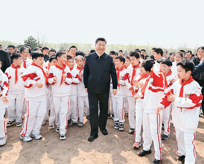 2024年4月3日，黨和國家領(lǐng)導(dǎo)人習(xí)近平、李強(qiáng)、趙樂際、王滬寧、蔡奇、丁薛祥、李希、韓正等來到北京市通州區(qū)潞城鎮(zhèn)參加首都義務(wù)植樹活動(dòng)。這是習(xí)近平同少先隊(duì)員在一起。 新華社記者 李學(xué)仁/攝