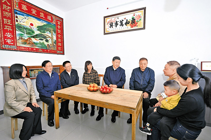 2024年11月4日至6日，中共中央總書記、國家主席、中央軍委主席習近平在湖北考察。這是5日上午，習近平在咸寧市嘉魚縣潘家灣鎮(zhèn)四邑村村民熊成龍家，同一家人圍坐在一起拉家常。 新華社記者 燕雁/攝