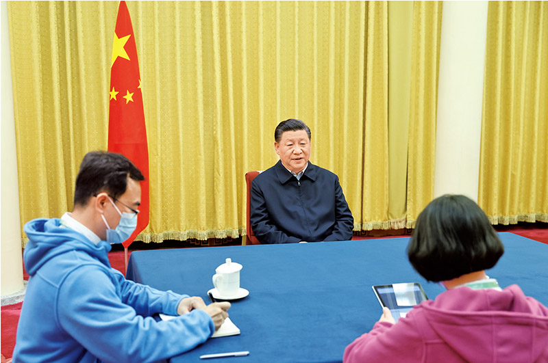 2020年11月2日，中共中央總書記、國家主席、中央軍委主席習近平在北京中南海參加第七次全國人口普查登記。這是習近平在回答普查員的詢問。 新華社記者 鞠鵬/攝