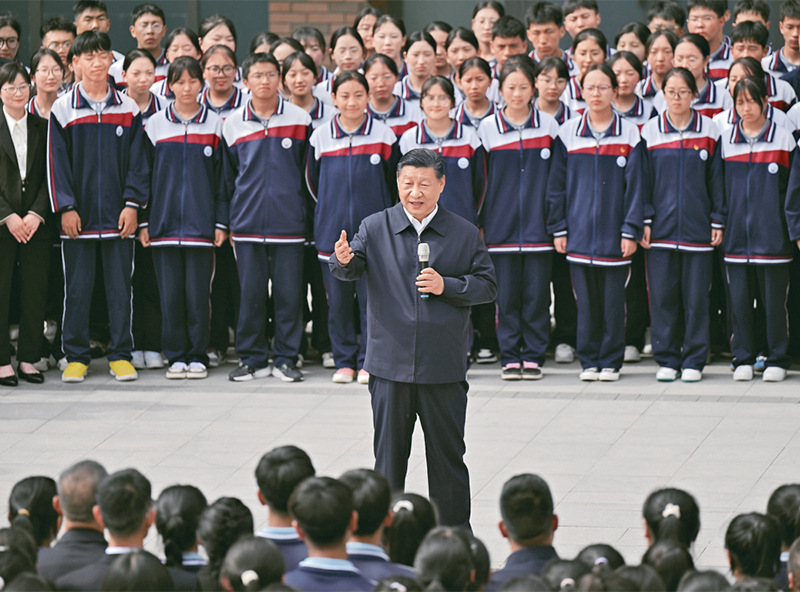 2024年6月18日至19日，中共中央總書記、國家主席、中央軍委主席習(xí)近平在青?？疾?。這是18日下午，習(xí)近平在果洛西寧民族中學(xué)考察時，同師生們親切交流。 新華社記者 岳月偉/攝