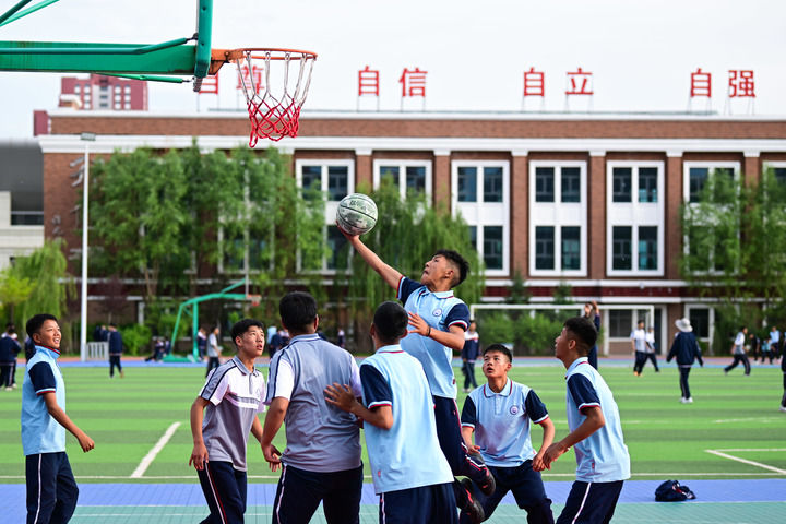 2024年6月18日，學(xué)生在青海果洛西寧民族中學(xué)打籃球。新華社記者 張龍 攝