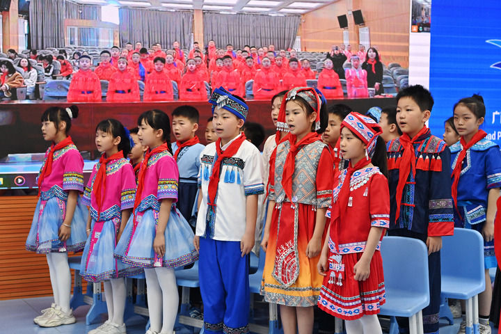2025年3月28日，在“壯蒙一家親 共筑中國(guó)夢(mèng)”手拉手主題云隊(duì)會(huì)上，廣西南寧市濱湖路小學(xué)四（1）中隊(duì)隊(duì)員通過(guò)網(wǎng)絡(luò)和內(nèi)蒙古鄂爾多斯東勝區(qū)第十二小學(xué)四（9）中隊(duì)隊(duì)員一起唱《中國(guó)少年先鋒隊(duì)隊(duì)歌》。新華社記者 周華 攝